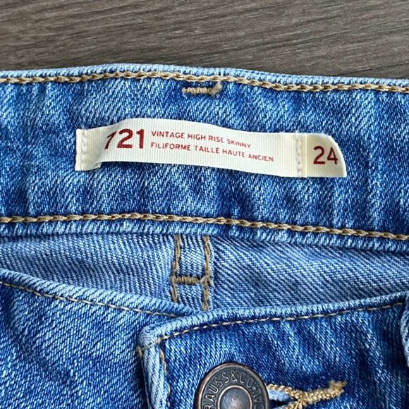Levi's 721 "Vintage High Skinny" High-Rise Light Blue Jeans - Picture 3 of 9